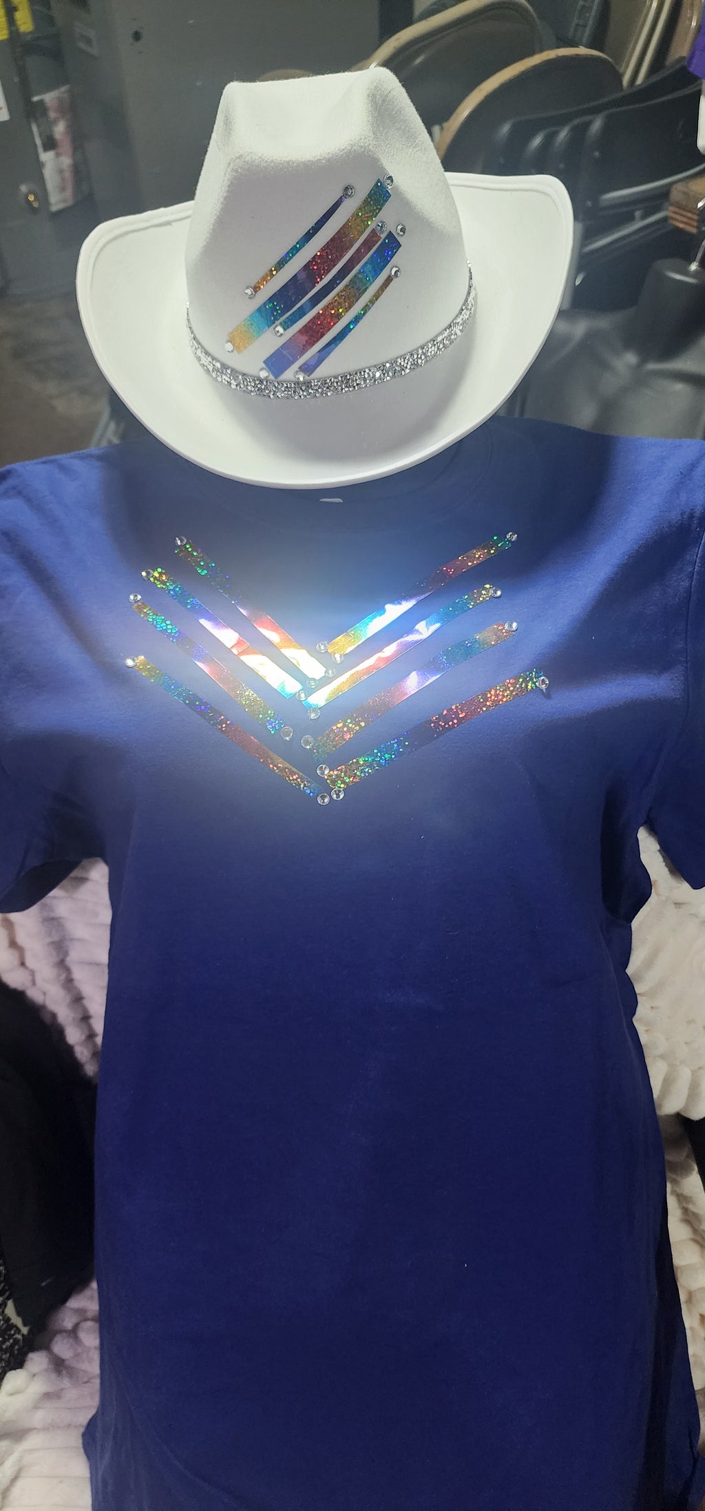 White cowgirl hat with multicolor tshirt