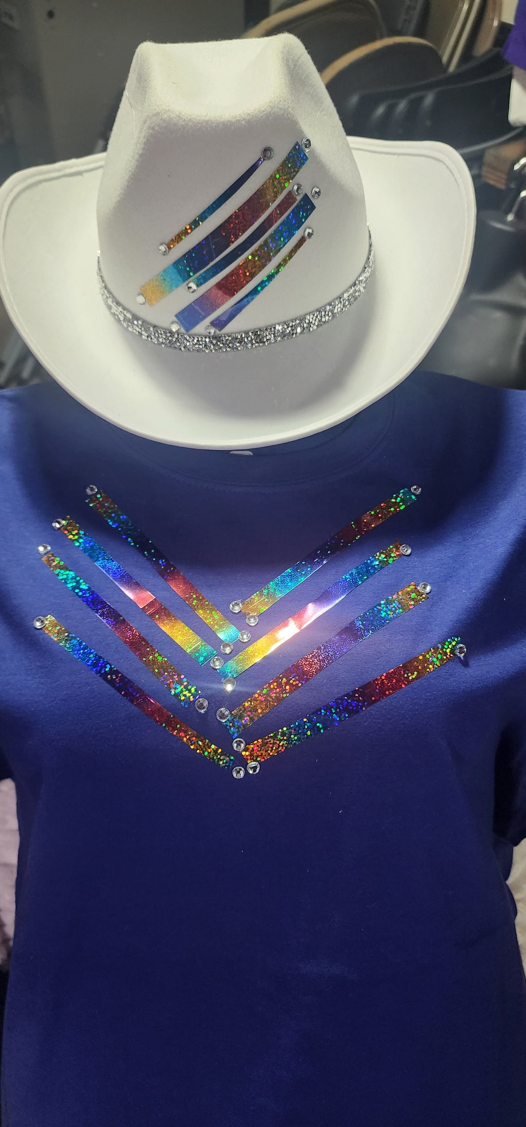 White cowgirl hat with multicolor tshirt