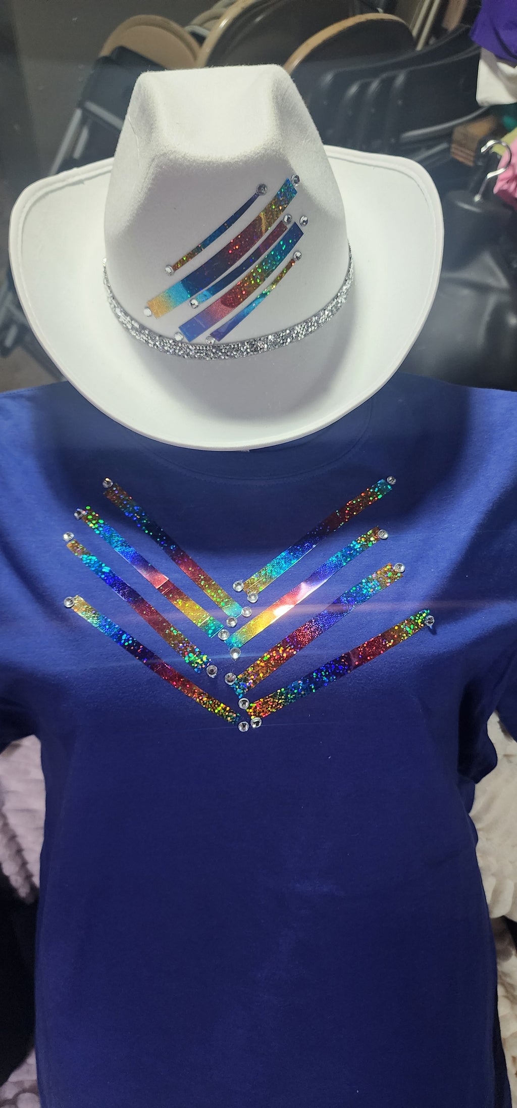 White cowgirl hat with multicolor tshirt