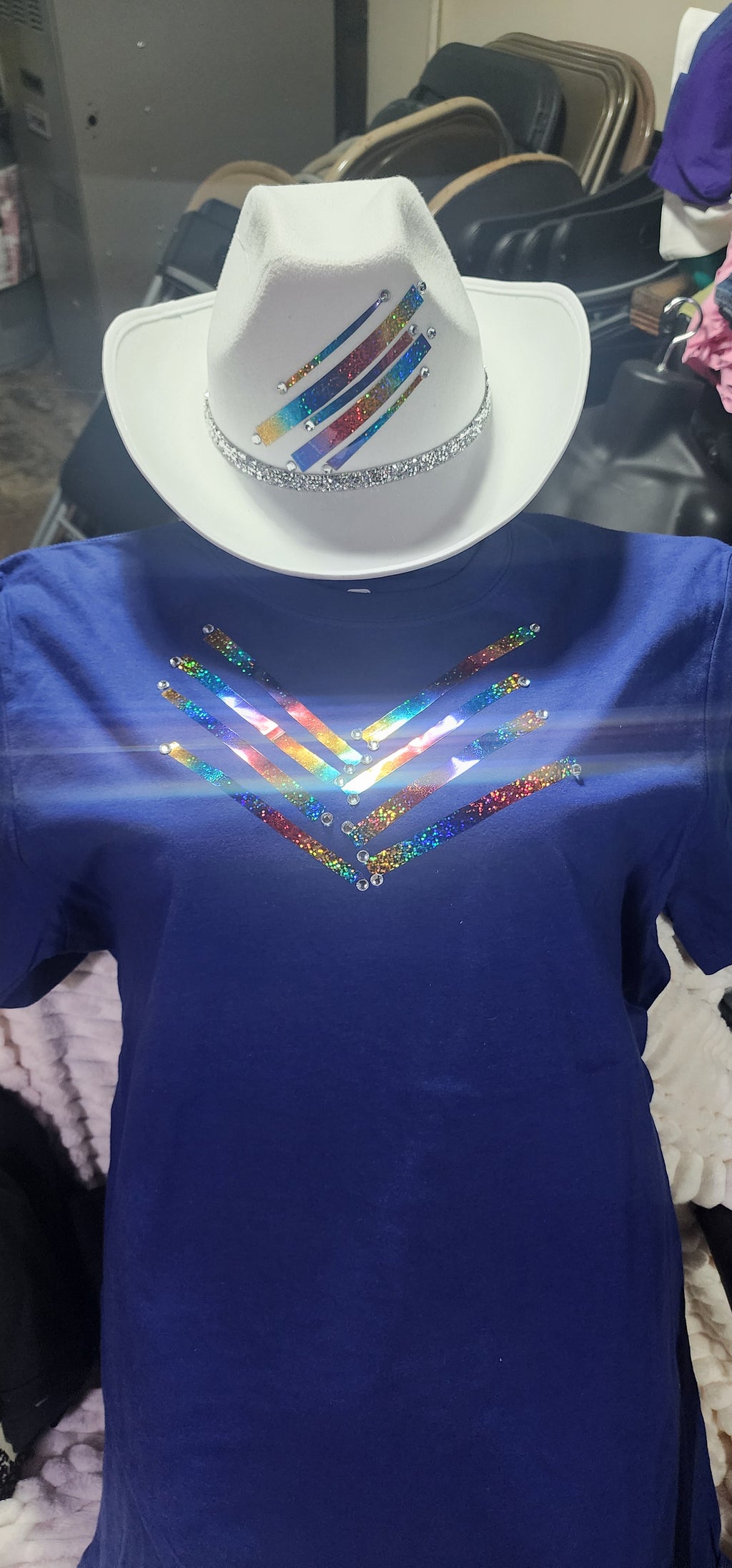 White cowgirl hat with multicolor tshirt